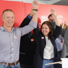 Ander Gil, Esther Peña y Luis Tudanca saludan a los afiliados y simpatizantes tras el resultado de las elecciones.-ISRAEL L. MURILLO