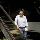 El escritor zaragozano Ignacio Martínez de Pisón posa para Efe en la sede de la editorial Seix Barral, tras obtener hoy el Premio Nacional de Narrativa por su obra "La buena reputación".-EFE