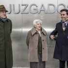 María Eugenia Yagüe entregó ayer las denuncias junto a su abogado, Antonio Molero (derecha).-SANTI OTERO