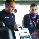 Rubén Pérez y José Cabedo explican la estrategia de carrera a sus corredores antes de una etapa. ÁLVARO GARCÍA / BURGOS BH
