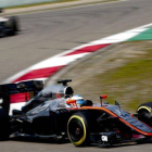 El McLaren de Fernando Alonso durante el Gran Premio de China.-Foto: DIEGO AZUBEL / EFE