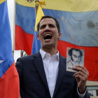 El jefe de la Asamblea Nacional de Venezuela, Juan Guaido, se declara presidente interino del país durante un mitin de oposición contra el líder Nicolás Maduro.-FEDERICO PARRA (AFP)