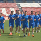 Los jugadores de la Arandina se ejercitan sobre el césped del estadio Juegos del Mediterráneo, ayer.-ARANDINA CF