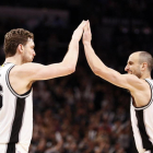 Pau Gasol celebra un punto con Manu Ginóbili.-USA TODAY