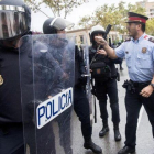 Enfrentamiento verbal entre agentes de los Mossos y la Guardia Civil en el IES Can Vilumara de lHospitalet de LLobregat.-QUIQUE GARCIA/EFE