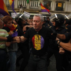 Jorge Verstrynge, ayer, durante su detención por la policía en la Puerta de Sol en Madrid.-JON NAZCA / REUTERS
