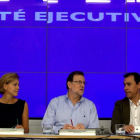 El presidente del PP, Mariano Rajoy, junto a otros dirigentes de su partido este sábado en la reunión del comité ejecutivo conservador.-DAVID CASTRO