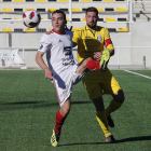 Marti controla el balón ante la presencia de Andrés Llorián, autor del gol abulense.-SANTI OTERO