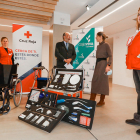 Donación de Cajaviva a Cruz Roja de material asistencial tras recaudar 3.000 euros en la Vuelta a España. TOMÁS ALONSO
