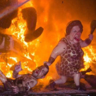 Las figuras de Rita Barberá y Mariano Rajoy, a punto de arder en una falla de Valencia.-MIGUEL LORENZO