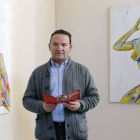 Eduardo Medrano, junto a dos de las pinturas expuestas, de los últimos meses.-Raúl Ochoa