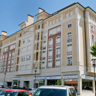 Edificio en la calle Juan de Padilla.-