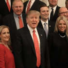 Trump (centro) posa con miembros de la asociación nacional de fiscales, en el ala este de la Casa Blanca, el 28 de febrero.-MARK WILSON