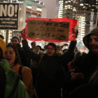 Manifestantes contrarios a los polémicos oleoductos Keystone XL y Dakota Access protestan contra las órdenes de Trump de reanudar su construcción, en Nueva York, el 24 de enero.-AFP / JASON SZENES