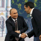 El presidente ruso Vladimir Putin se da la mano con el primer ministro griego Alexis Tsipras el pasado 19 de junio.-Foto: REUTERS / GRIGORY DUKOR