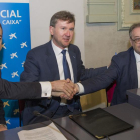 José Manuel Bilbao, Javier Lacalle y Marc Simón, ayer en la firma del convenio.-ISRAEL L. MURILLO