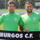 Aitor Aldalur y Elliot Gómez posan con la bufanda del Burgos CF.-ISRAEL L. MURILLO
