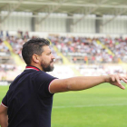 Fernando Estévez da instrucciones a sus jugadores.-ISRAEL L. MURILLO