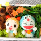 Bolas de arroz caracterizadas como los personajes de dibujos Dorami y Doraemon.-/ PERIODICO