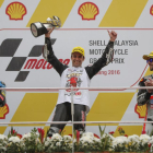 Zarco celebra su victoria con Morbidelli, izquierda, y Folger en el GP de Malasia.-AP