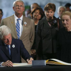 Bill Clinton, expresidente de EEUU, firma en el libro de condolencias ante la mirada de Madeleine Albright, exsecretaria de Estado de Estados Unidos.-Foto:   REUTERS / STOYAN NENOV