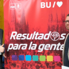 El candidato a revalidar la alcaldía de Burgos por el PSOE, Daniel de la Rosa, y el presidente del comité electoral, Josué Temiño, en la presentación de la precampaña.