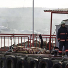 Un agente turco de Salvamento custodia los cuerpos de varias víctimas del naufragio.-Foto: REUTERS / OSMAN ORSAL