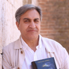 José Luis Corral con un ejemplar de su última novela.-ICAL
