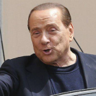 Berlusconi, a las puertas de la residencia donde ha hecho sus trabajos comunitarios.-Foto: AP / ANTONIO CALANNI