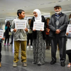 Una familia yemení espera la llegada de otros miembros en el aeropuerto de San Francisco.-REUTERS / KATE MUNSCH