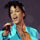 El artista Prince durante su célebre actuación en la Superbowl 2007.-ROBERTO SCHMIDT (AFP)