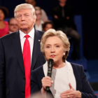 Hillary Clinton y Donald Trump, durante el debate del 9 de octubre en San Luis (Misuri).-REUTERS