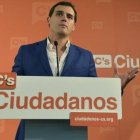 El líder de Ciudadanos, Albert Rivera, durante una rueda de prensa en la sede del partido en Barcelona.-Foto: FERRAN SENDRA