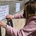 Una mujer coloca un cartel a favor de la alcaldesa de Tórtoles de Esgueva. ICAL