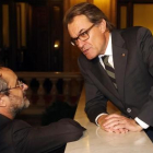 Antonio Baños y Artur Mas en el Parlament de Catalunya.-JULIO CARBO