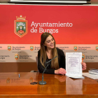 La concejala Carolina Álvarez (PP) con el plan de Igualdad y Violencia de Género del Ayuntamiento que no está actualizado. ECB