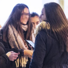 Un grupo de chicas conversa y observa sus teléfonos.-ISRAEL L. MURILLO