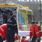 Varios sanitarios atienden a una persona atropellada en Burgos, uno de los siniestros más repetidos.-R. OCHOA
