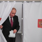 Vladimir Putin se dispone a depositar su voto en las elecciones presidenciales rusas. x-/ YURI KADOBNOV POOL POOL (EFE)