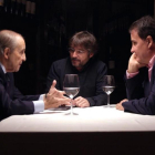 Jordi Évole, entre José María García y José Ramón de la Morena, en Salvados.-ATRESMEDIA
