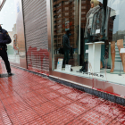 La Policía Nacional investiga unos restos de sangre en un establecimiento de la avenida de La Paz. TOMÁS ALONSO