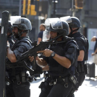 Varios agentes patrullan Barcelona durante el atentado terrorista en las Ramblas. /-ALBERT BERTRAN