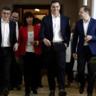 Sánchez, en el centro, a su llegada a la reunión con los parlamentarios socialistas, este martes.-