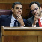 Pedro Sánchez y Antonio Hernando, el pasado martes en el Congreso.-JUAN MANUEL PRATS