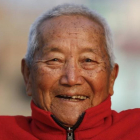El alpinista Bahadur Sherchan, de 85 años, en la terraza de su casa.-EFE / NARENDRA SHRESTHA