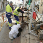 Empleados de Aguas trabajan en un avería.-RAÚL G. OCHOA