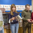Miembros de la Asociación Micológica Burgalesa Gatuña observan los cuadernos junto a la concejal de Medio Ambiente, Carolina Blasco.-ISRAEL L. MURILLO