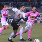Adrián Cruz conduce el balón en el choque contra el Tudelano.-RAÚL G. OCHOA