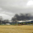 El intenso humo provocado por el incendio podía verse desde lejos.-ECB