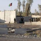 Militares afganos, junto a una de las entradas del aeropuerto de Kandahar.-STRINGER / REUTERS